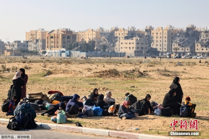 当地时间12月2日，加沙地带南部汗尤尼斯hamad居民区的民众坐在路边。
