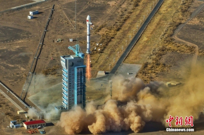 12月4日12时10分，中国在酒泉卫星发射中心用长征二号丙运载火箭，成功发射埃及二号卫星。援埃及二号卫星项目是中埃两国在共建“一带一路”倡议提出十年来，秉持“共商共建共享”原则，开展全方位务实合作结出的硕果。李昀锡 摄