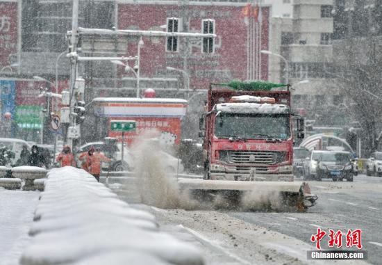 China issues first orange alert for freezing weather