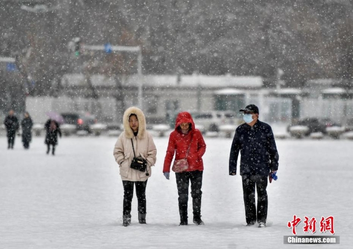 12月11日，新疆乌鲁木齐市迎来一场降雪天气，气温骤降，低温达到零下10℃，外出市民也穿上了厚重的冬衣御寒。随着一股强冷空气到来，该市气温逐步降低，已连续多日平均气温在0℃以下，正式进入冬季。据了解，乌鲁木齐市常年平均入冬期是11月13日前后，今年入冬期刷新历史最晚纪录。图为冷空气来袭，乌鲁木齐市落下纷纷扬扬的雪花。
中新网
记者 刘新 摄