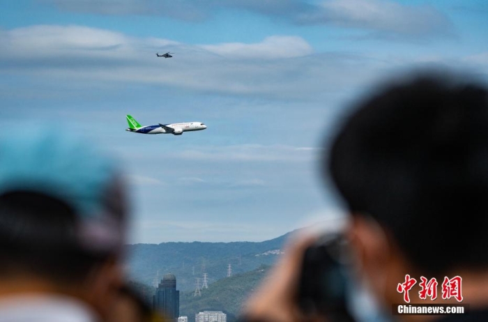 图为香港市民及航空爱好者在宝马山顶拍摄C919。
中新网
记者 侯宇 摄