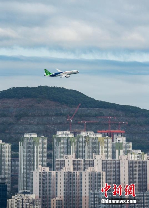 图为C919在香港岛上空绕飞。
中新网
记者 侯宇 摄