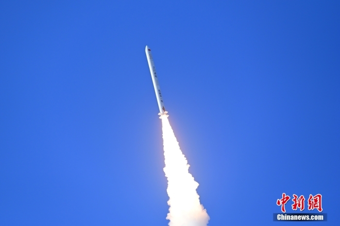 北京时间2023年12月17日15时，双曲线一号商业运载火箭在我国酒泉卫星发射中心发射升空，将搭载的迪迩一号卫星顺利送入预定轨道，发射任务获得圆满成功。此次任务是双曲线一号商业运载火箭的第6次飞行。汪江波 摄