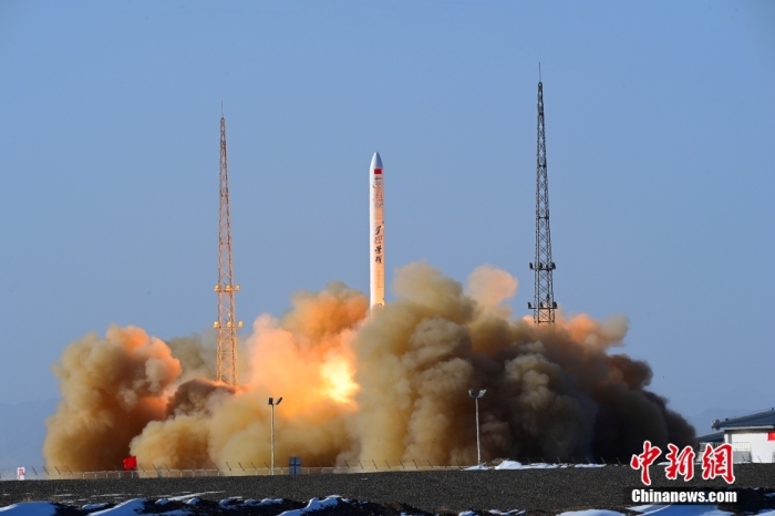 北京时间2023年12月17日15时，双曲线一号商业运载火箭在我国酒泉卫星发射中心发射升空，将搭载的迪迩一号卫星顺利送入预定轨道，发射任务获得圆满成功。此次任务是双曲线一号商业运载火箭的第6次飞行。汪江波 摄