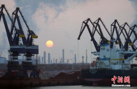 U.S. ports remain confident in China-made cranes despite security concerns