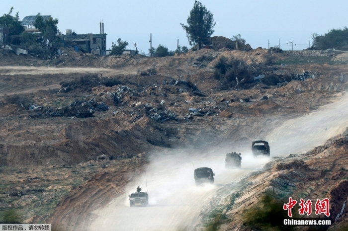 当地时间12月27日，新一轮巴以冲突仍在持续，加沙卫生部门称，以军在加沙地带的军事行动已致逾2.1万名巴勒斯坦人死亡，另有55243人受伤。图为当地时间12月27日，以色列军车驶过加沙地带北部。