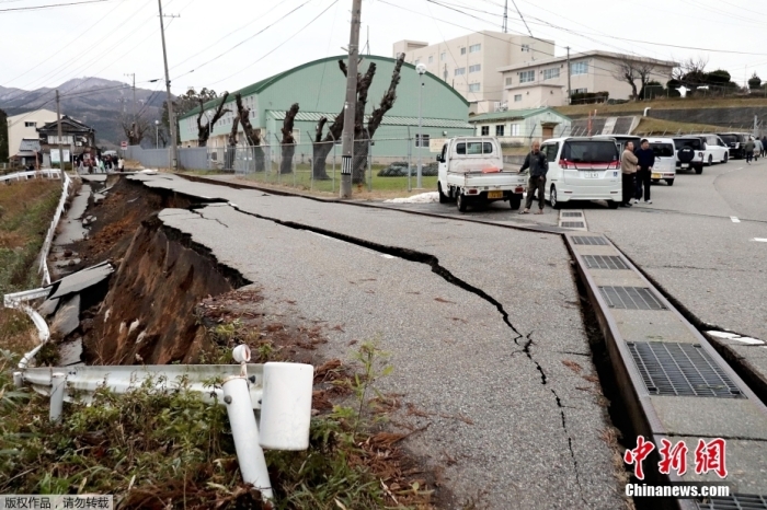 当地时间2024年1月1日下午，日本石川县能登地区发生震度7(日本标准)的地震，轮岛市内一些建筑受损倒塌，部分路段路面出现断裂。日本气象厅向新潟、富山、石川各县发出海啸警报。东京也有明显震感。