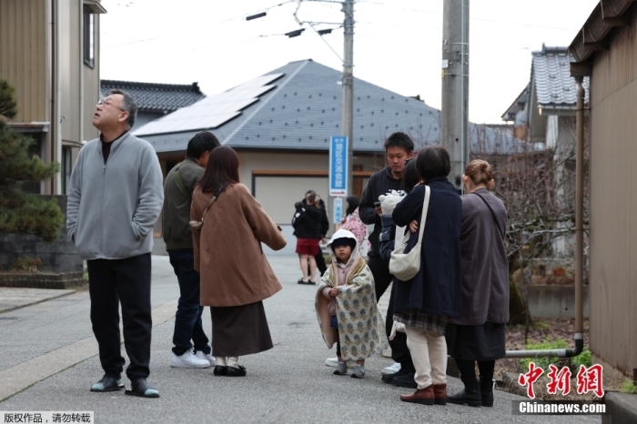 当地时间2024年1月1日下午，日本石川县能登地区发生震度7(日本标准)的地震，短时间内多次海啸警报发布，当地居民们纷纷撤离到户外进行避险。