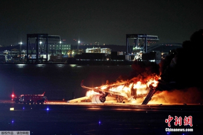 ��地�r�g1月2日傍晚，一架在�|京羽田�C�鼋德涞娜蘸娇湛�A350客�C�c海上保安�d�w�C相撞，�S后燃起大火。