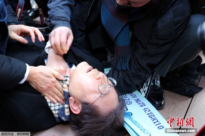 当地时间1月2日上午，韩国最大在野党共同民主党党首李在明在釜山遇袭。据报道，李在明在视察釜山新机场建设现场后接受记者提问，遭遇袭击被刺伤颈部。