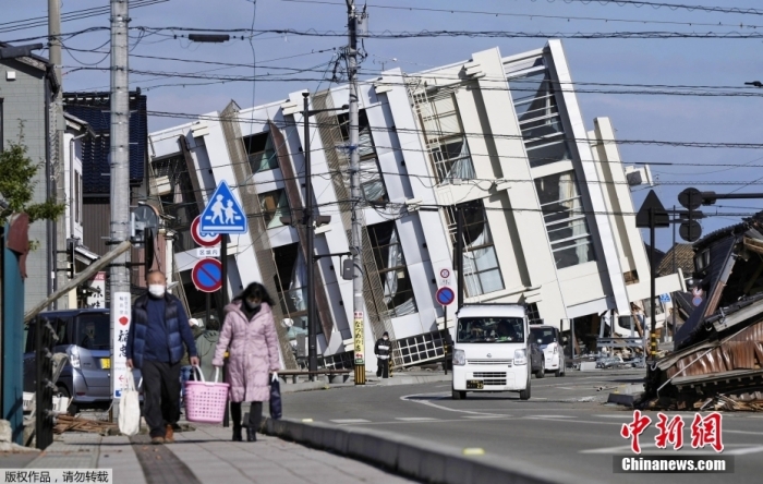当地时间1月2日，日本石川县轮岛市，一座因地震而倒塌的建筑物。