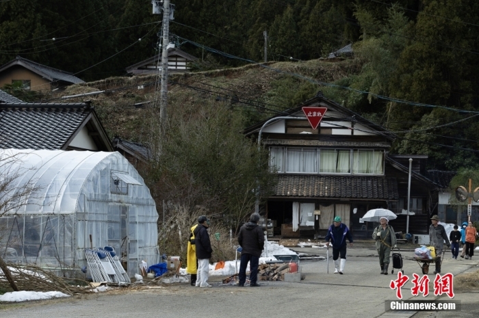 当地时间1月2日，日本石川县轮岛市，当地居民抵达改建为疏散中心的温室帐篷内避难。图/视觉中国