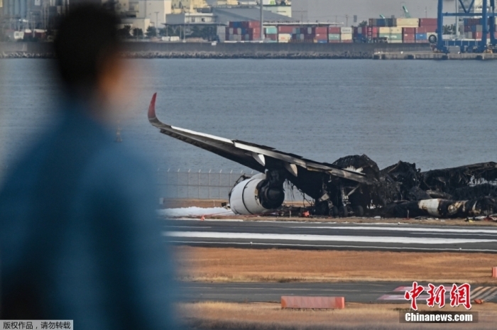当地时间1月3日，日本东京羽田机场，图为日本航空客机与海上保安厅的小型飞机相撞后的飞机残骸。当地时间1月2日18时许，一架日航客机在东京羽田机场降落后与海上保安厅固定翼飞机相撞。据悉，该架运输机原计划前往能登半岛地震灾区运送救援物资，机上6人有5人死亡，机长重伤。
