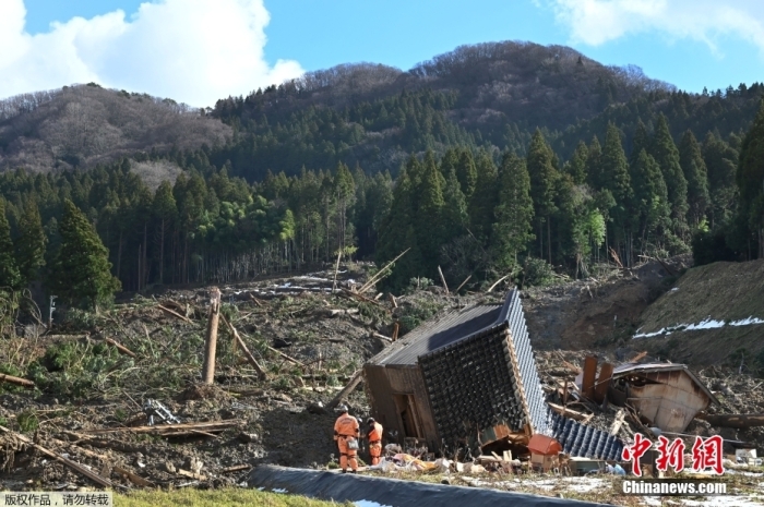 日本石川县一处因地震倒塌的房屋。