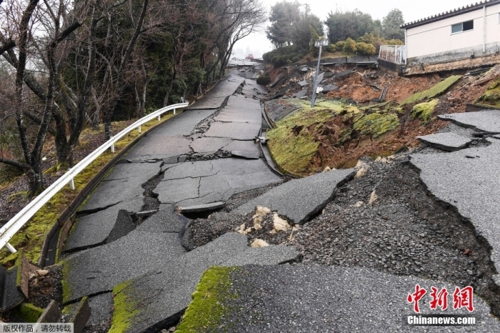 当地时间1月6日，石川县穴水町通往穴水高中的道路因地震坍塌。