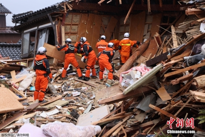 當地時間1月6日，石川縣珠洲市，消防員在倒塌的房屋中尋找尋找失蹤人員。