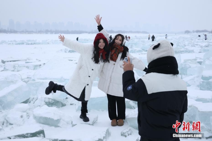 1月6日，黑龙江哈尔滨松花江畔一处停用的采冰场，堆积的冰块由于数量多、纯净度高，在阳光照射下闪闪发光，宛如钻石般璀璨，被游客们称为“钻石海”。图为“钻石海”吸引游客拍照“打卡”。
中新社
发 于琨 摄