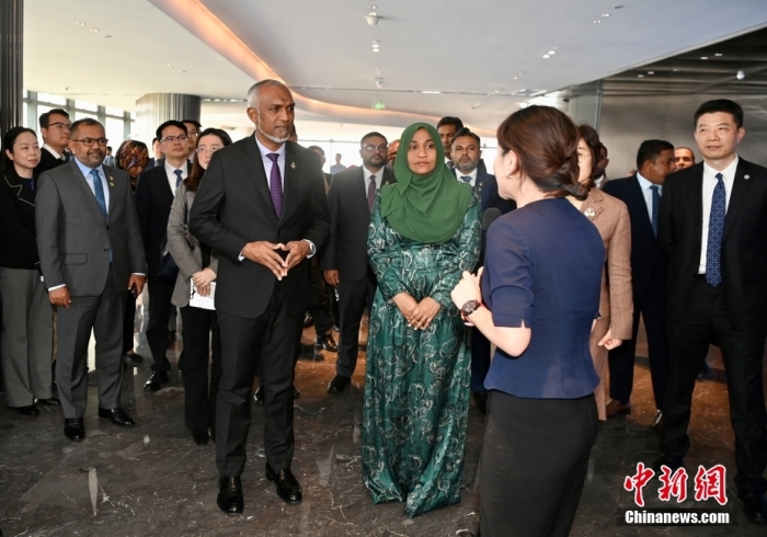 1月8日，马尔代夫总统穆伊兹和夫人一行在中方人员的陪同下参访厦门自贸片区。1月8日至9日，穆伊兹总统率代表团访问福建。
中新社
记者 王东明 摄