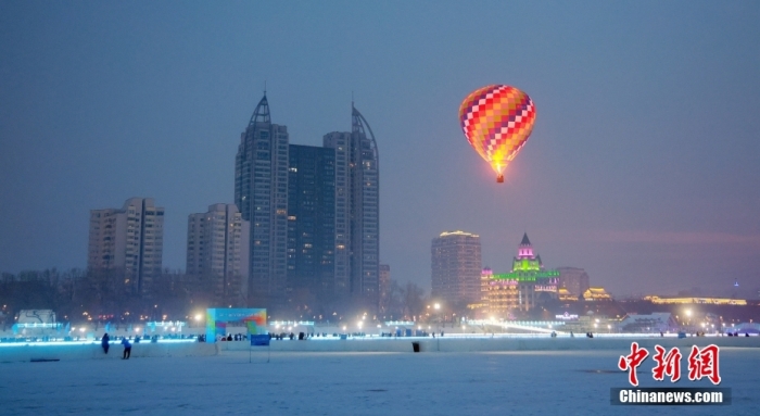 松花江冰雪嘉年华园区，一个颜色鲜艳的热气球成为受游客追捧的热点体验项目。图/视觉中国