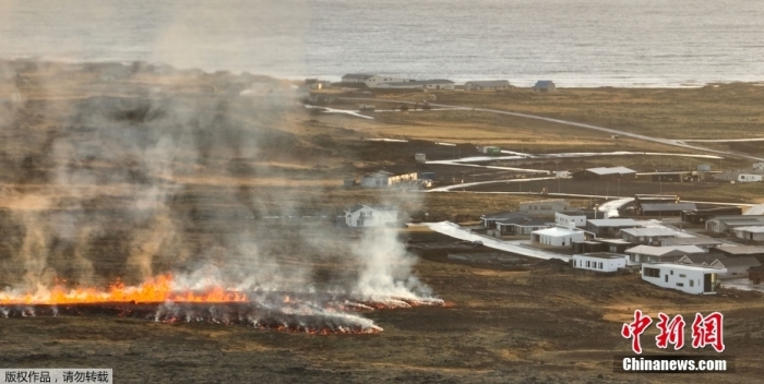 当地时间1月14日，冰岛西南部格林达维克镇郊区发生火山喷发，格林达维克的房屋附近有流动的熔岩。据冰岛媒体报道，地震活动在一夜之间加剧，导致格林达维克的居民被疏散。这是冰岛两年内第五次火山喷发，冰岛拥有33个活火山系统，数量居欧洲之首。