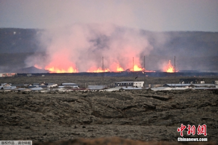 当地时间1月14日，冰岛西南部格林达维克镇郊区发生火山喷发，格林达维克的住宅楼附近出现熔岩和滚滚浓烟。据冰岛媒体报道，地震活动在一夜之间加剧，导致格林达维克的居民被疏散。这是冰岛两年内第五次火山喷发，冰岛拥有33个活火山系统，数量居欧洲之首。