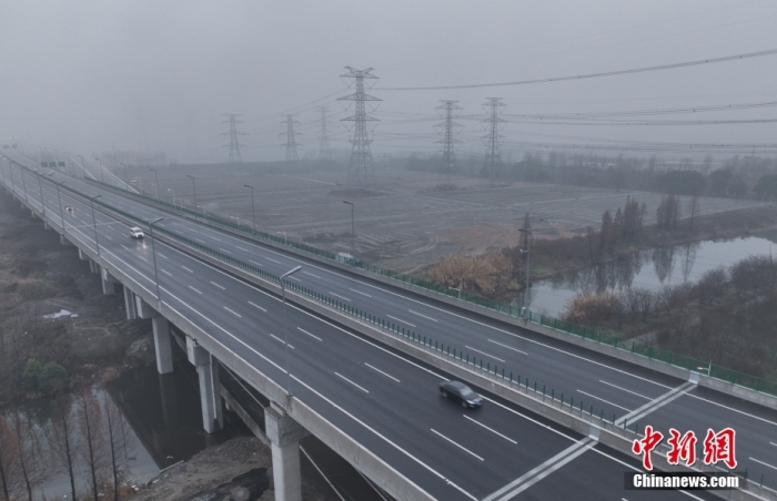 资料图：杭绍甬高速公路绍兴段。(无人机照片)
中新社
记者 王刚 摄
