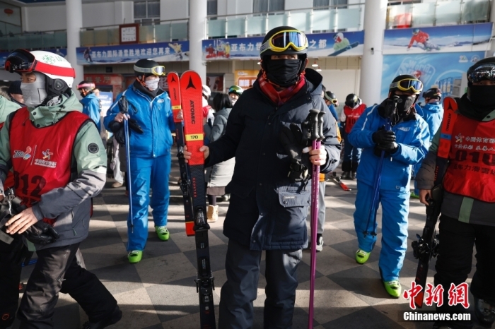 图为1月25日，奥地利驻华大使利肯(中)在亚布力滑雪场滑雪。
中新社
记者 富田 摄