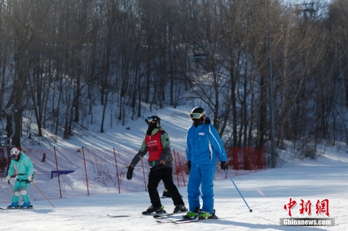 作为2025年第9届亚洲冬季运动会的举办地，哈尔滨日前迎来来自18个国家和国际组织的22位驻华使节、外交官和国际组织代表。他们先后参观了黑龙江省亚布力体育训练基地、亚布力滑雪旅游度假区、黑龙江省冰上训练中心，探访了亚冬会赛事场地。图为1月25日，驻华使节(右)在亚布力滑雪场滑雪。
中新社
记者 富田 摄