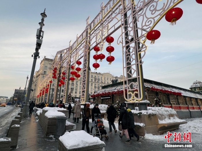 当地时间2月9日，中国农历新年庆祝活动启动仪式在莫斯科市中心的卡梅尔格尔斯基巷举行。图为特维尔大街装饰的中国大红灯笼。中新社记者 田冰 摄