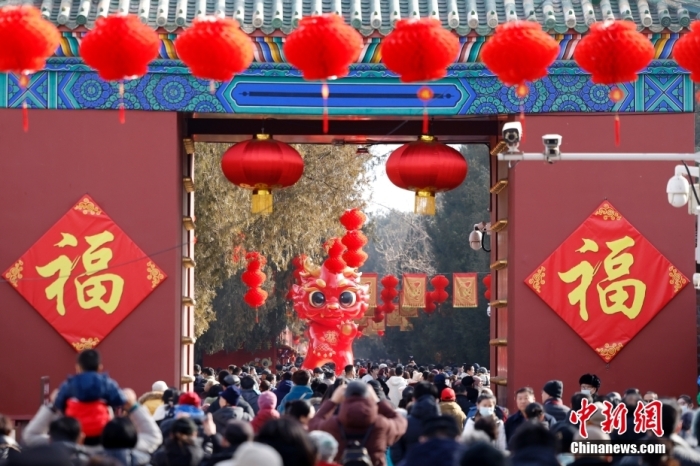 2月11日，农历龙年正月初二， 北京地坛庙会拉开帷幕，该庙会始办于1985年，春节逛地坛庙会已成为北京民众沿袭多年的习俗。<a target='_blank' href='/'>中新社</a>记者 富田 摄