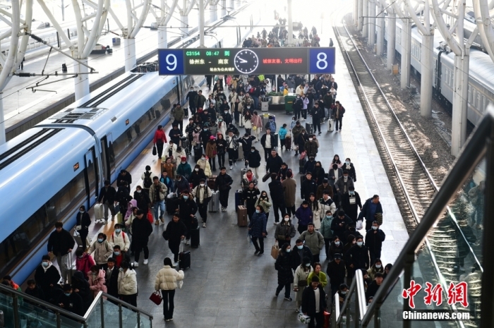 2月17日，南京火车站，下车的旅客有序出站。图/视觉中国
