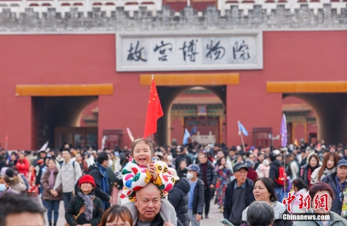 图为2月17日，游客于春节假期在北京故宫博物院参观。
中新社
记者 贾天勇 摄