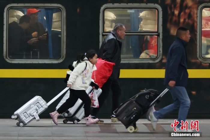 2月20日，江苏南京，旅客在火车站出行。当日，中国国家铁路集团有限公司发布数据，自1月26日春运以来，全国铁路累计发送旅客超3亿人次，运输安全平稳有序。据悉，春季节后铁路探亲、旅游、学生、务工等客流叠加，旅客出行需求旺盛，客流保持高位运行。<a target='_blank' href='/'>中新社</a>记者 泱波 摄