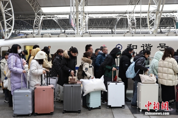 2月20日，江苏南京，旅客抵达火车站走向出站口。当日，中国国家铁路集团有限公司发布数据，自1月26日春运以来，全国铁路累计发送旅客超3亿人次，运输安全平稳有序。据悉，春季节后铁路探亲、旅游、学生、务工等客流叠加，旅客出行需求旺盛，客流保持高位运行。<a target='_blank' href='/'>中新社</a>记者 泱波 摄