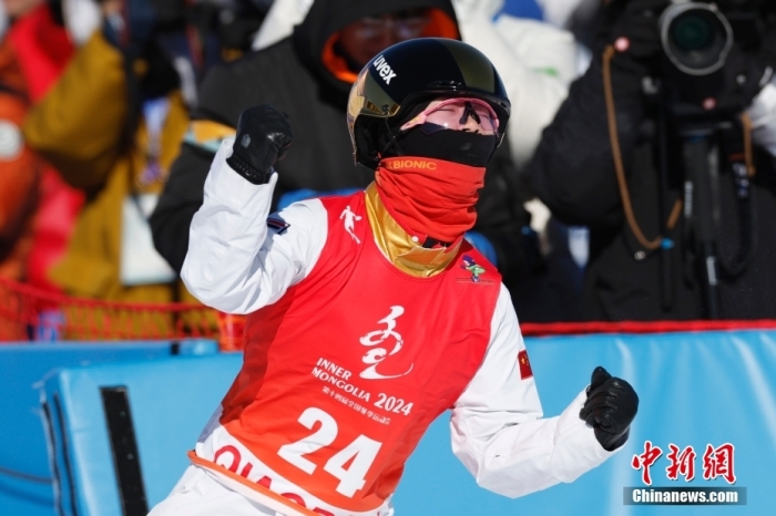 2月21日，第十四届全国冬季运动会自由式滑雪女子空中技巧公开组决赛在内蒙古扎兰屯金龙山滑雪场举行。来自黑龙江队的孔凡钰以94.82分获得金牌。
中新社
记者 富田 摄