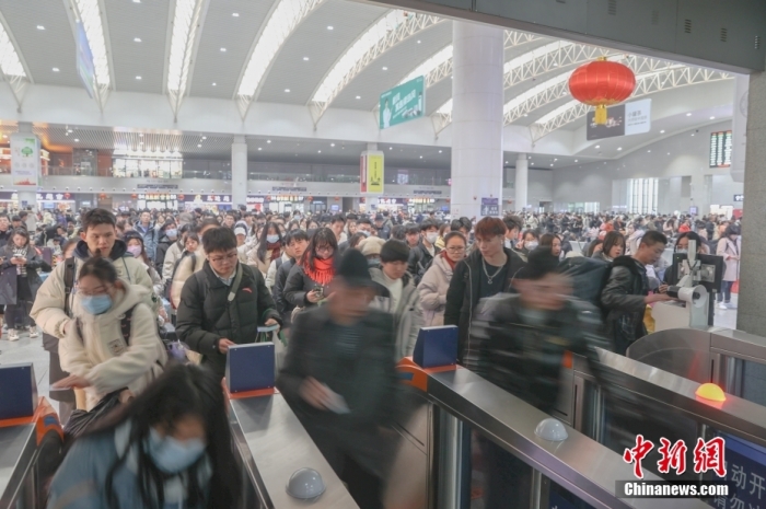 资料图：2月25日，江西南昌站，旅客通过检票口准备乘车。
中新社
记者 刘力鑫 摄