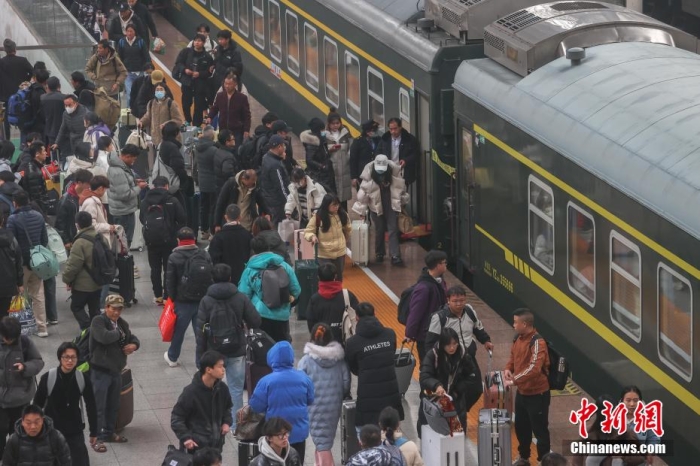 资料图：江西南昌站，众多旅客从站台上走过。刘力鑫 摄
