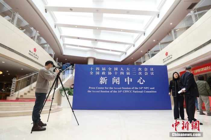 2月27日，在2024年全国两会即将召开之际，位于北京梅地亚中心的全国两会新闻中心正式启用。图为媒体记者在全国两会新闻中心采访拍摄。<a target='_blank' href='/'>中新社</a>记者 蒋启明 摄