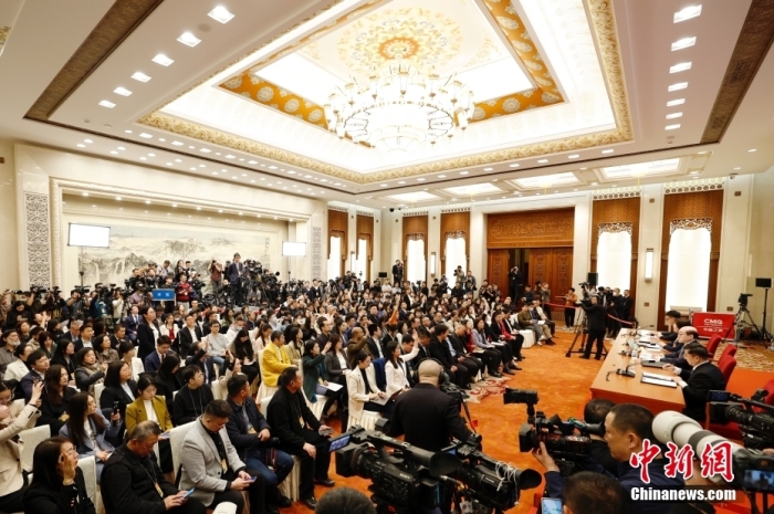 3月3日，全国政协十四届二次会议新闻发布会在北京人民大会堂举行。大会新闻发言人刘结一向中外媒体介绍本次大会有关情况并回答记者提问。图为记者举手提问。<a target='_blank' href='/'>中新社</a>记者 韩海丹 摄