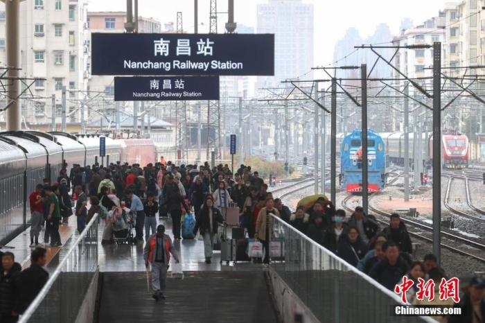 图为江西南昌站，不少到站旅客从站台上走过。刘力鑫 摄