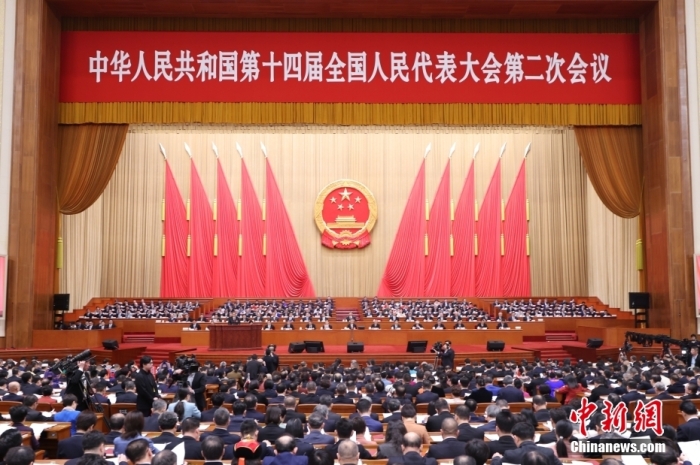 3月5日，十四届全国人大二次会议在北京人民大会堂开幕。
中新社
记者 盛佳鹏 摄