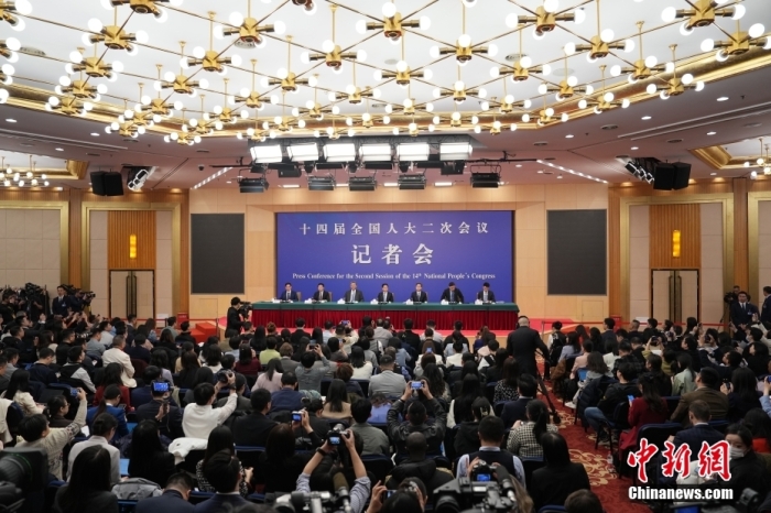 十四届全国人大二次会议于3月6日下午3时，在梅地亚中心新闻发布厅举行记者会。
中新社
记者 杨华峰 摄
