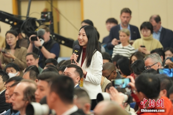3月7日，十四届全国人大二次会议在北京举行记者会，中共中央政治局委员、外交部长王毅就中国外交政策和对外关系相关问题回答中外记者提问。图为中新社记者提问。中新社记者 崔楠 摄
