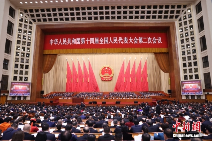 3月8日，十四届全国人大二次会议在人民大会堂举行第二次全体会议。
中新社
记者 盛佳鹏 摄
