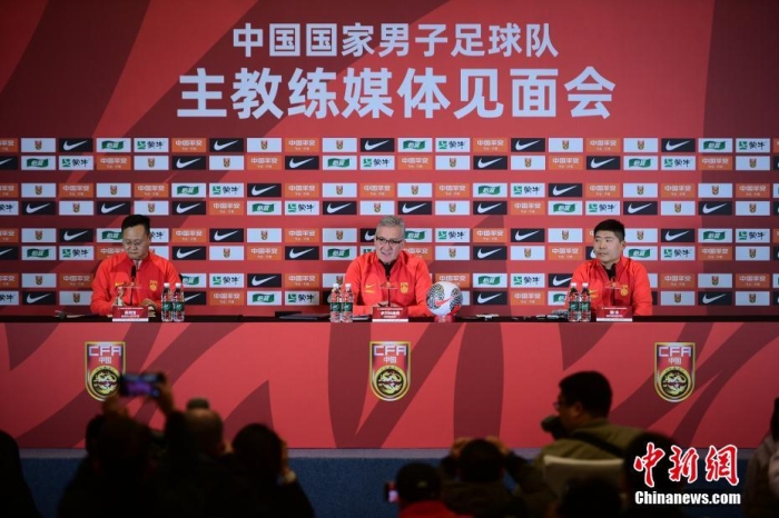 3月8日，中国国家男子足球队主教练媒体见面会在天津召开，国足新任主帅伊万科维奇首次公开亮相并接受媒体采访。 中新社记者 佟郁 摄