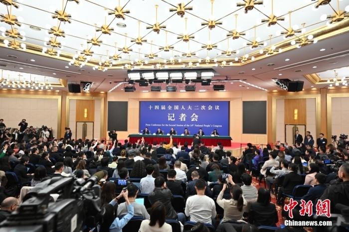 十四届全国人大二次会议于3月9日下午3时，在梅地亚中心新闻发布厅举行记者会。
中新社
记者 何蓬磊 摄