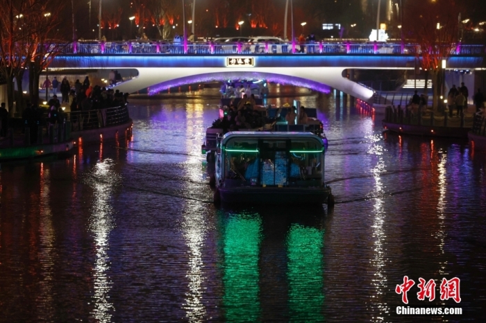 3月16日晚，位于北京市朝阳区的亮马河6公里航线再度启航，串联沿河“24桥”。亮马河波光粼粼，穿越多个使馆区、商圈和公园，是城市中珍贵的滨水空间，并形成了80万平方米的亮马河国际风情水岸。亮马河不仅是一条河，如今已是朝阳国际化新地标、北京城市新名片，更是北京城市更新的典范。中新社记者 富田 摄