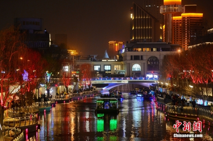 3月16日晚，位于北京市朝阳区的亮马河。中新社记者 富田 摄