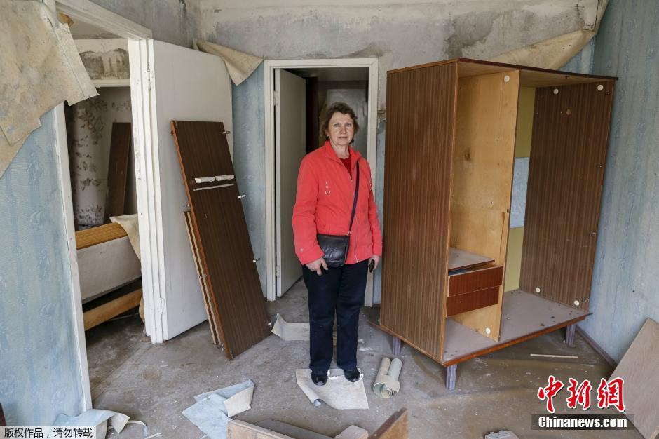 64岁的valentina yermakova跟elena kupriyanova是一家人，她来到自己曾经的家中，周围都是在事故中遭毁的家具。