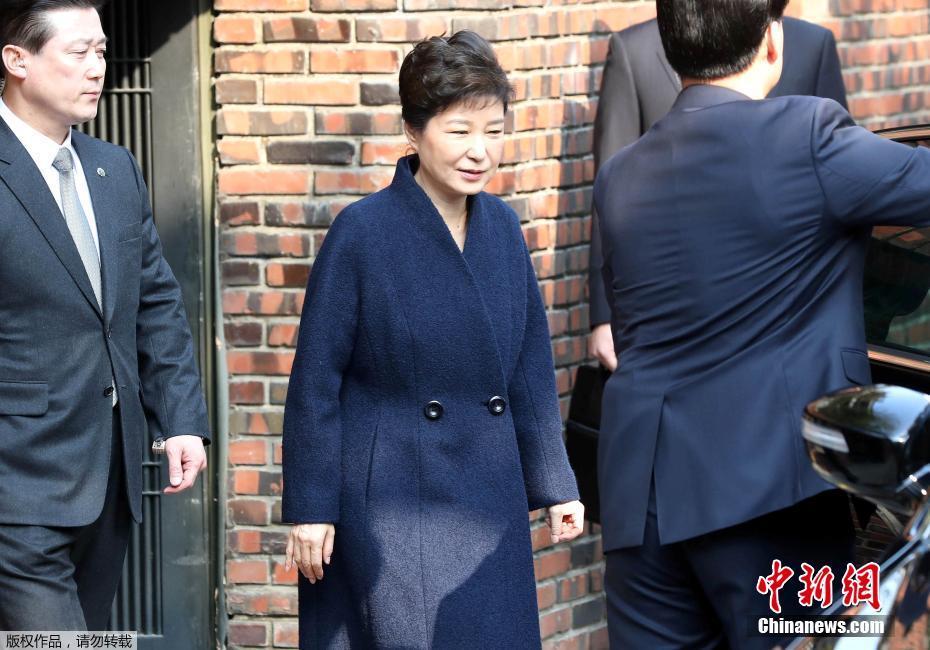 当地时间3月21日,韩国检察厅特别调查本部于21日上午9时30分传唤前总统朴槿惠,对她受贿、滥用职权等嫌疑进行调查,朴槿惠将成为韩国宪政史上第四位被检方传讯的总统。图为朴槿惠在安保人员的保护下离开居住地。 当地时间3月21日,韩国检察厅特别调查本部于21日上午9时30分传唤前总统朴槿惠,对她受贿、滥用职权等嫌疑进行调查,朴槿惠将成为韩国宪政史上第四位被检方传讯的总统。图为朴槿惠在安保人员的保护下离开居住地。